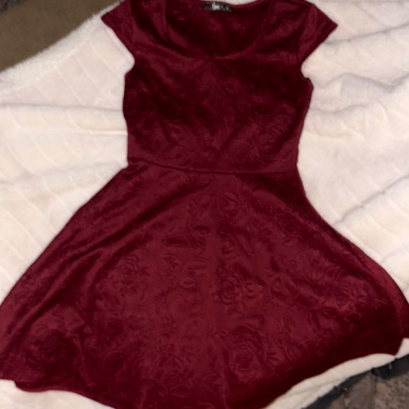 Elegant Burgundy Dress - Picture 1 of 5